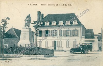 Carte postale ancienne Place Lafayette et Hôtel de Ville — Chablis (Yonne)