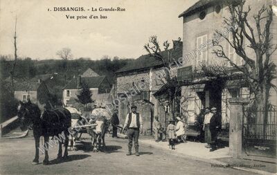 Carte postale ancienne La Grande-Rue — Dissangis (Yonne)