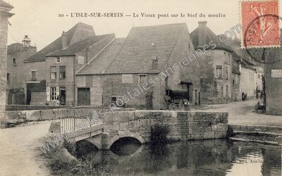 Carte postale ancienne Le Vieux pont sur le bief du moulin — L'Isle-sur-Serein (Yonne)