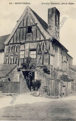 Carte postale ancienne Vieille Maison, près de l'Église — Montréal (Yonne)
