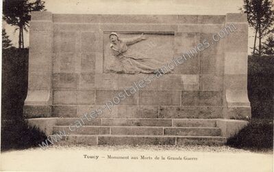 Carte postale ancienne Monument aux Morts de la Grande Guerre — Toucy (Yonne)