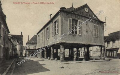Carte postale ancienne Place de l'Hôtel-de-Ville — Charny (Yonne)
