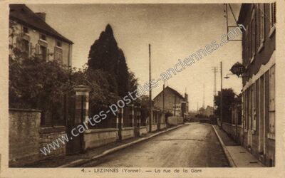 Carte postale ancienne La rue de la Gare — Lézinnes (Yonne)