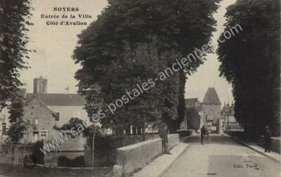 Carte postale ancienne Entrée de la Ville Côté d'Avallon — Noyers (Yonne)