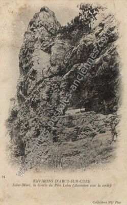 Carte postale ancienne La Grotte du Père Leleu (Ascension avec la corde) — Saint-Moré (Yonne)