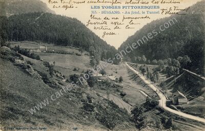 Carte postale ancienne Au fond, le Tunnel l'Alsace — Bussang (Vosges)