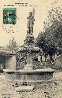 Carte postale ancienne La Fontaine et la Statue de Jeanne d'Arc — Mattaincourt (Vosges)