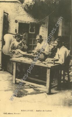 Carte postale ancienne Atelier de Luthier — Mirecourt (Vosges)
