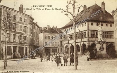 Carte postale ancienne L'Hôtel de Ville et Place du Marché — Rambervillers (Vosges)