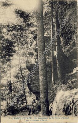Carte postale ancienne En descendant de la Pierre-d'Appel par le chemin d'Étival — Raon-l'Étape (Vosges)