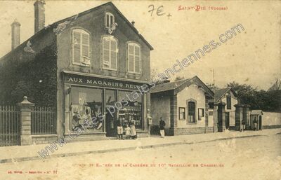 Carte postale ancienne Aux Magasins Réunis et Entrée de la Caserne du 10e Bataillon de Chasseurs — Saint Die (Vosges)