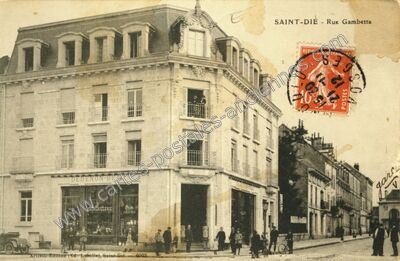 Carte postale ancienne Rue Gambetta — Saint Die (Vosges)