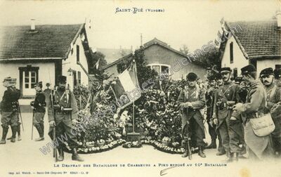 Carte postale ancienne Le Drapeau des Bataillons de Chasseurs à Pied exposé au 10e Bataillon — Saint Die (Vosges)