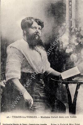 Carte postale ancienne Madame Delait dans son Salon — Thaon-les-Vosges (Vosges)