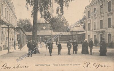 Carte postale ancienne Cour d'Honneur du Pavillon — Contrexéville (Vosges)