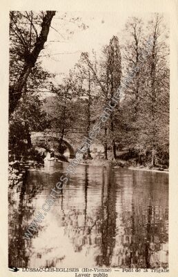 Carte postale ancienne Pont de la Trigalle Lavoir public — Lussac-les-Églises (Haute-Vienne)