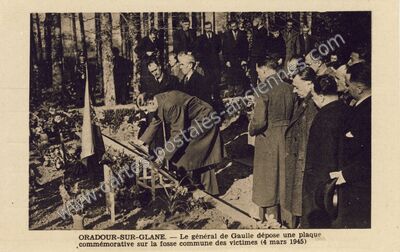 Carte postale ancienne Le général de Gaulle dépose une plaque commémorative sur la fosse commune des victimes — Oradour-sur-Glane (Haute-Vienne)
