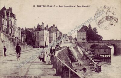 Carte postale ancienne Quai Napoléon et Pont Henri IV — Châtellerault (Vienne)