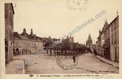 Carte postale ancienne La Place du Marché et l'Hôtel de Ville — Chauvigny (Vienne)