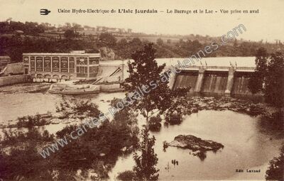 Carte postale ancienne Usine Hydro-Electrique — Le Barrage et le Lac - Vue prise en aval — L'Isle-Jourdain (Vienne)
