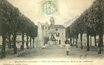 Carte postale ancienne Place St. Martial Statue du Général de Ladmirault — Montmorillon (Vienne)