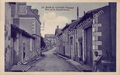 Carte postale ancienne Rue de la Gendarmerie — Saint-Jean-de-Sauves (Vienne)
