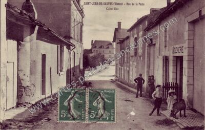 Carte postale ancienne Rue de la Poste, Côté Est — Saint-Jean-de-Sauves (Vienne)