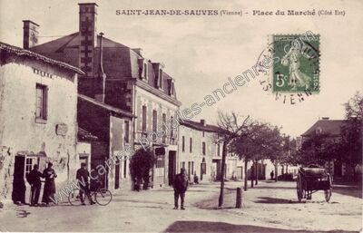 Carte postale ancienne Place du Marché (Côté Est) — Saint-Jean-de-Sauves (Vienne)