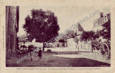 Carte postale ancienne La Place et le Clocher de l'Eglise, vue prise de l'angle Sud-Est — Saint-Jean-de-Sauves (Vienne)