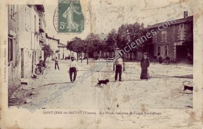 Carte postale ancienne La Place, vue prise de l'angle Nord-Ouest — Saint-Jean-de-Sauves (Vienne)