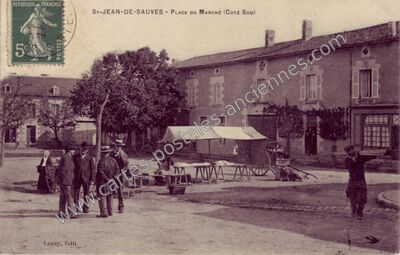 Carte postale ancienne Place du Marché (Côté Sud) — Saint-Jean-de-Sauves (Vienne)