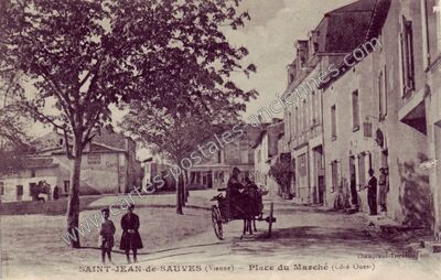 Carte postale ancienne Place du Marché (Côté Ouest) — Saint-Jean-de-Sauves (Vienne)