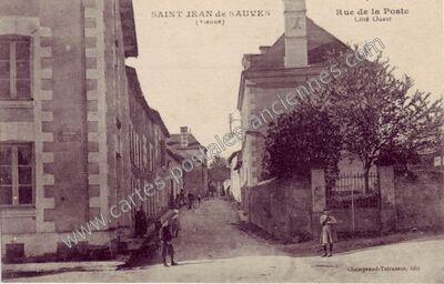 Carte postale ancienne Rue de la Poste, Côté Ouest — Saint-Jean-de-Sauves (Vienne)