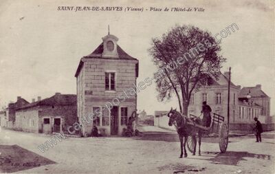 Carte postale ancienne Place de l'Hôtel-de-Ville — Saint-Jean-de-Sauves (Vienne)