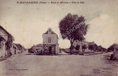 Carte postale ancienne Route de Miribeau et Hôtel de Ville — Saint-Jean-de-Sauves (Vienne)
