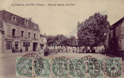 Carte postale ancienne Place du Marché, côté Nord — Saint-Jean-de-Sauves (Vienne)