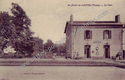 Carte postale ancienne La Gare — Saint-Jean-de-Sauves (Vienne)