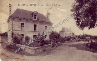 Carte postale ancienne Avenue de la Gare — Saint-Jean-de-Sauves (Vienne)