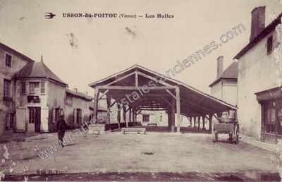 Carte postale ancienne Les Halles — Usson-du-Poitou (Vienne)