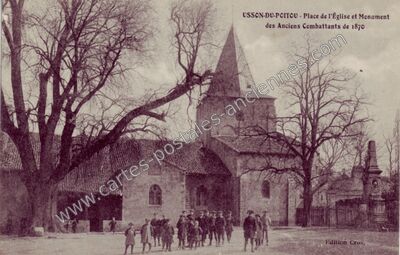 Carte postale ancienne Place de l'Église et Monument des Anciens Combattants de 1870 — Usson-du-Poitou (Vienne)