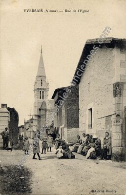 Carte postale ancienne Rue de l'Eglise — Yversay (Vienne)