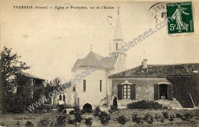 Carte postale ancienne Eglise et Presbytère, vus de l'Enclos — Yversay (Vienne)