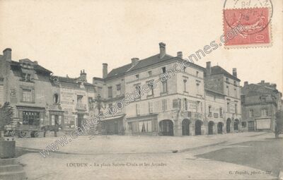 Carte postale ancienne La place Sainte-Croix et les Arcades — Loudun (Vienne)