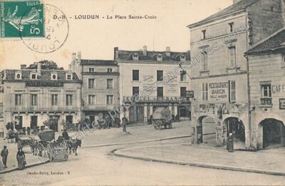 Carte postale ancienne La Place Sainte-Croix — Loudun (Vienne)