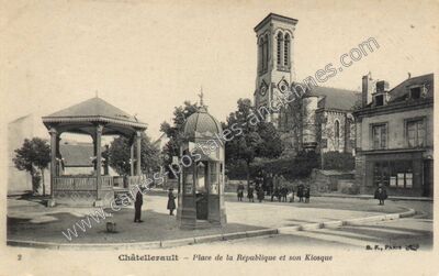 Carte postale ancienne Place de la République et son Kiosque — Châtellerault (Vienne)