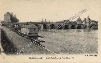 Carte postale ancienne Quai Napoléon et Pont Henri IV — Châtellerault (Vienne)