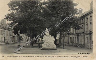 Carte postale ancienne Statue élevée à la mémoire des Enfants de l'arrondissement, morts pour la Patrie — Châtellerault (Vienne)