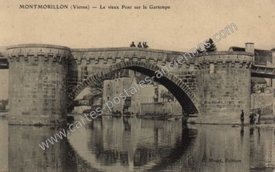 Carte postale ancienne Le vieux Pont sur la Gartempe — Montmorillon (Vienne)