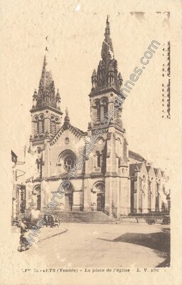 Carte postale ancienne La place de l'église — Les Essarts (Vendée)