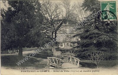 Carte postale ancienne Hôtel de Ville (Côté Sud) et Jardin public — Fontenay-le-Comte (Vendée)